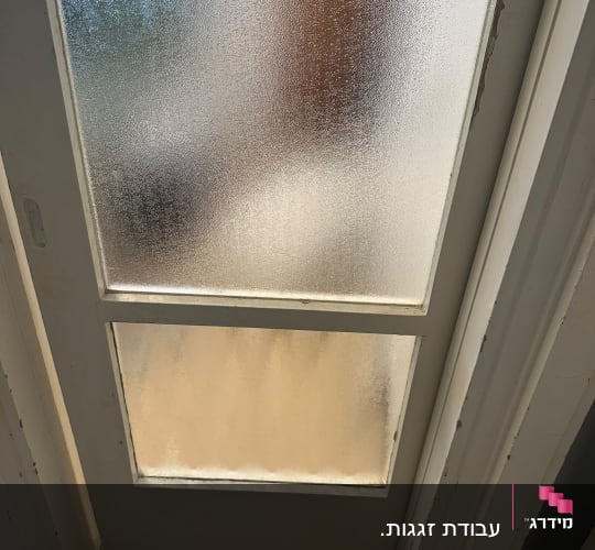 דלת זכוכית עם זכוכית מט